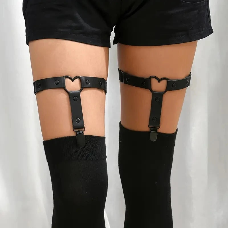 Porte-jarretelles noir de cuisse avec un coeur