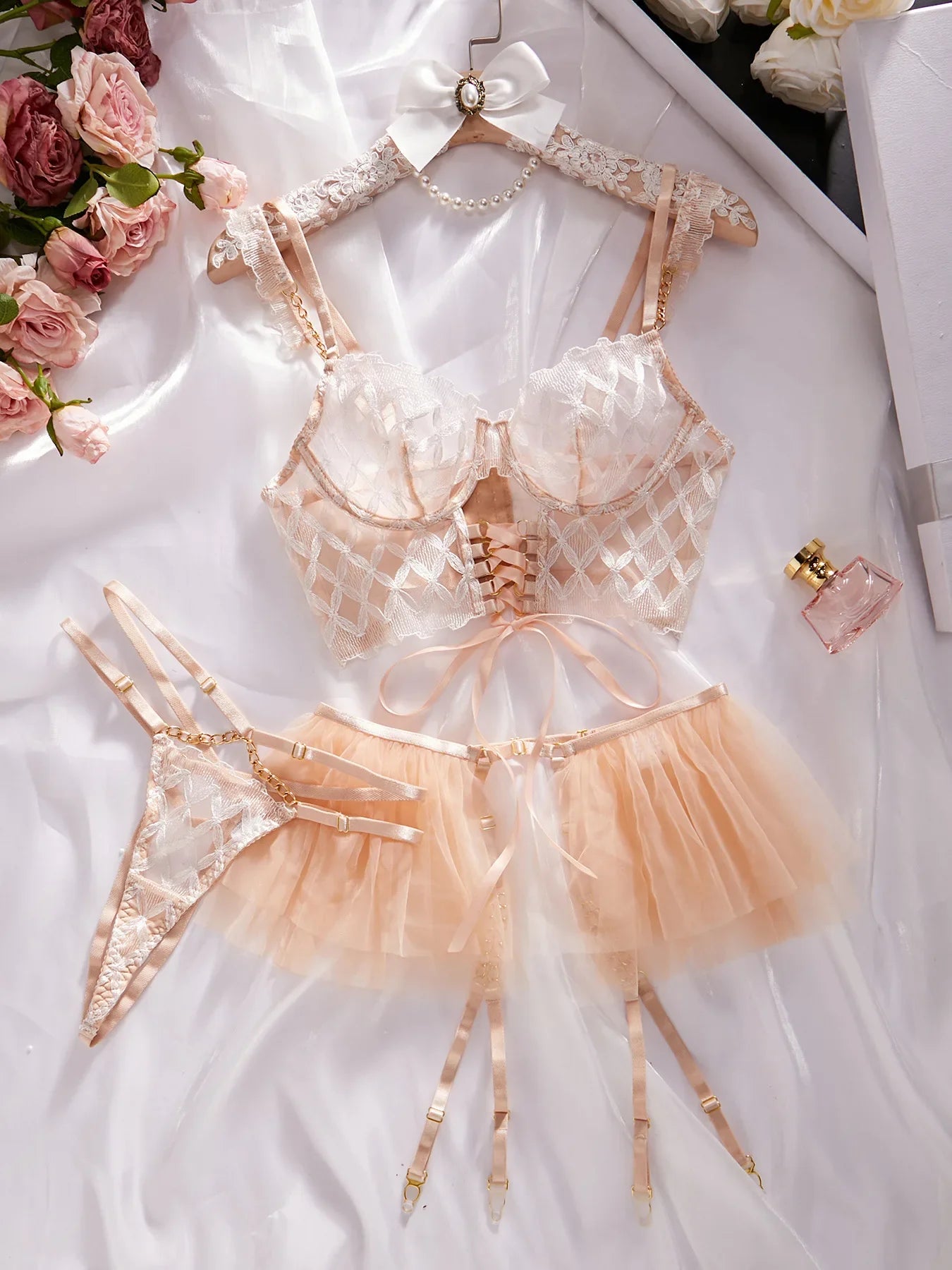 Lingerie érotique bustier lacé string porte-jarretelles frou-frou et jarretières La Gouvernante