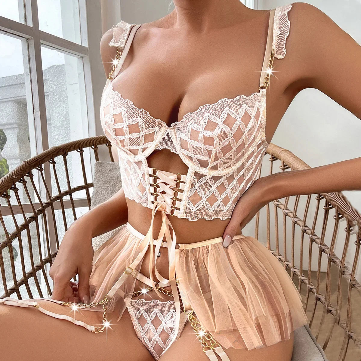 Lingerie érotique bustier lacé string porte-jarretelles frou-frou et jarretières La Gouvernante