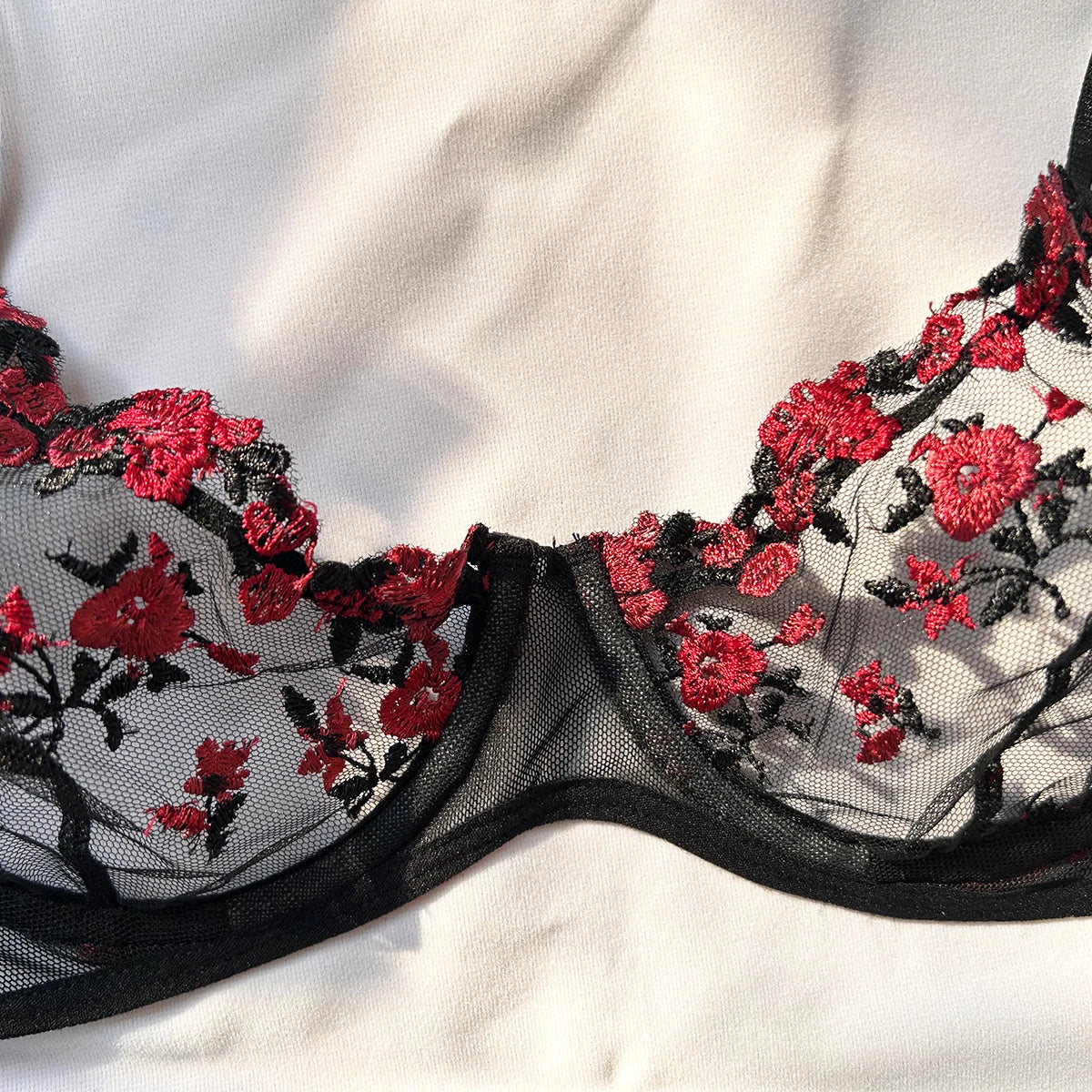 Lingerie transparente fleurie deux pièces string Au nom de la rose