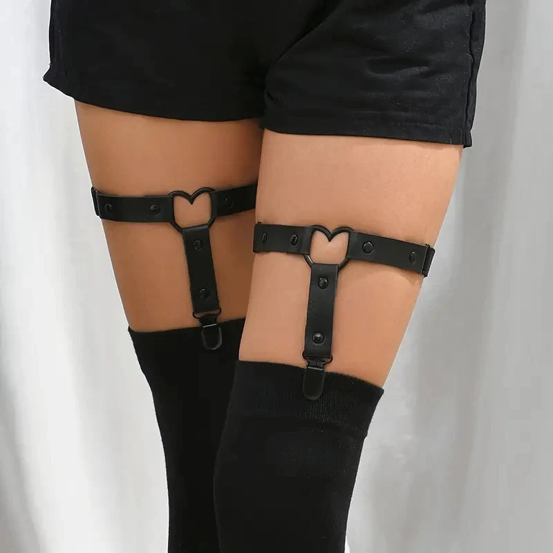Porte-jarretelles noir de cuisse avec un coeur
