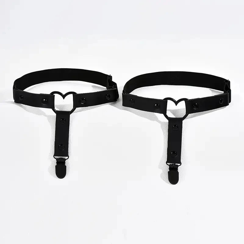 Porte-jarretelles noir de cuisse avec un coeur
