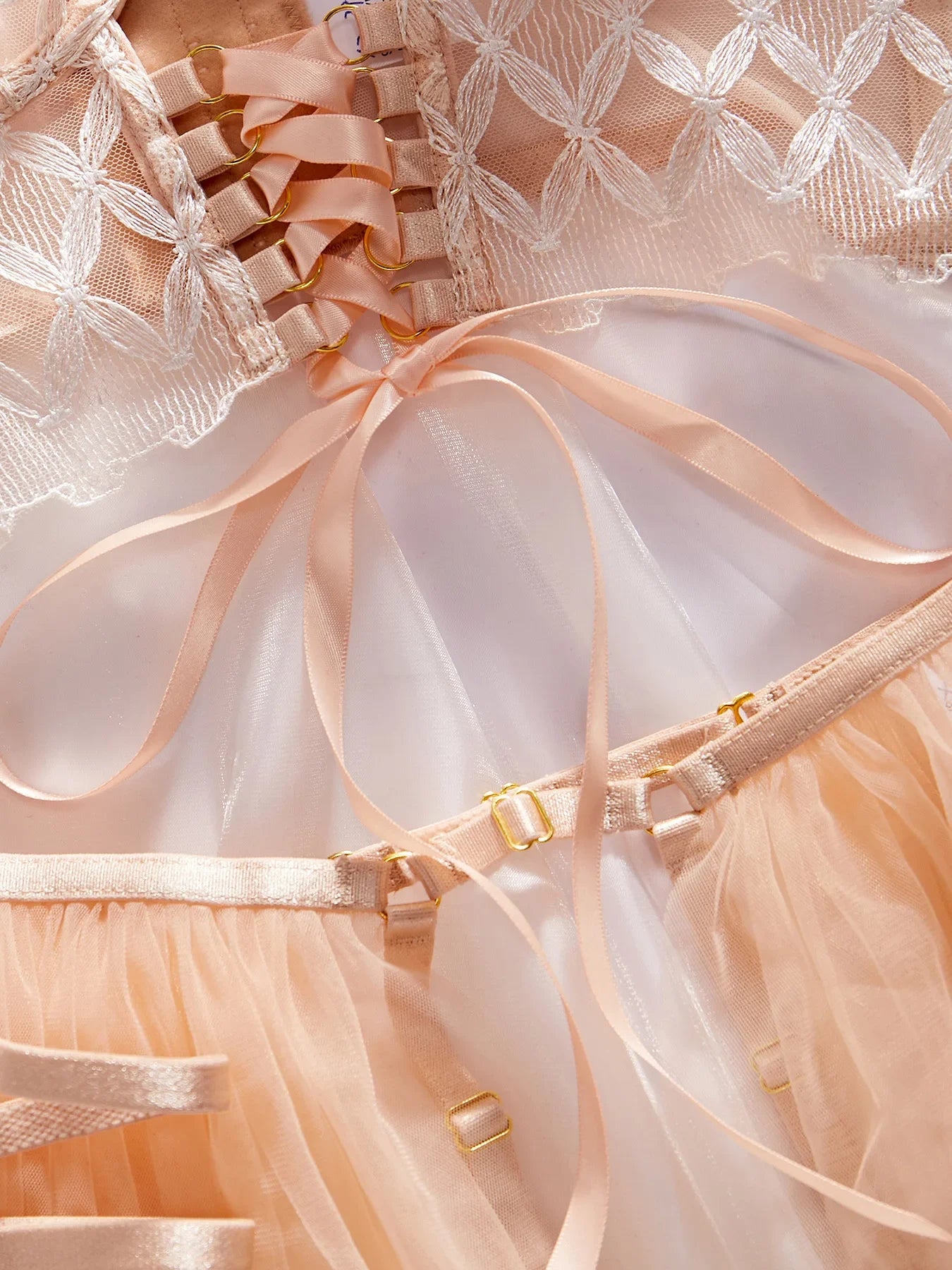 Lingerie érotique bustier lacé string porte-jarretelles frou-frou et jarretières La Gouvernante