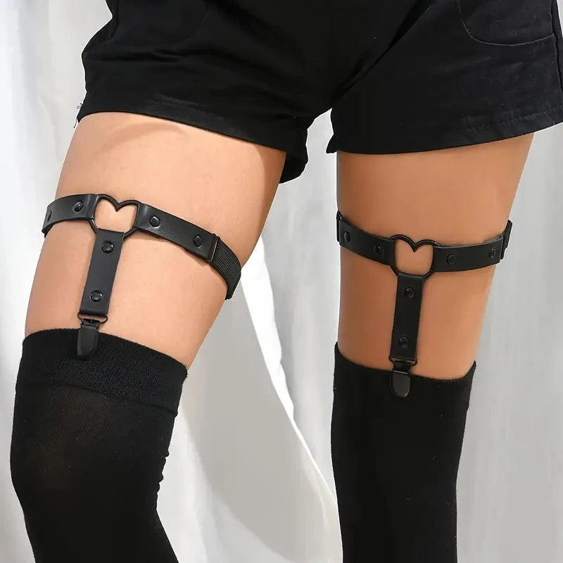 Porte-jarretelles noir de cuisse avec un coeur