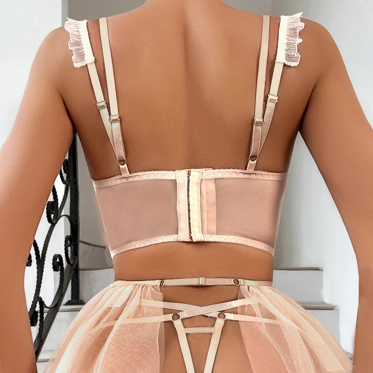 Lingerie érotique bustier lacé string porte-jarretelles frou-frou et jarretières La Gouvernante