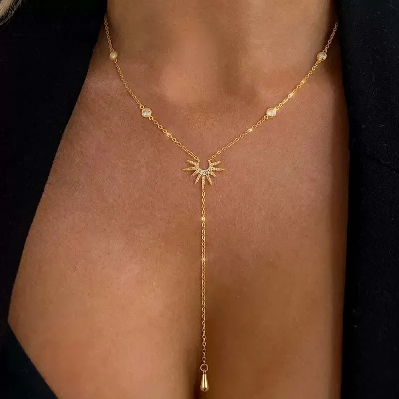 Collier doré délicat motif soleil, porté sur décolleté, bijou femme Nuit Rouge élégant