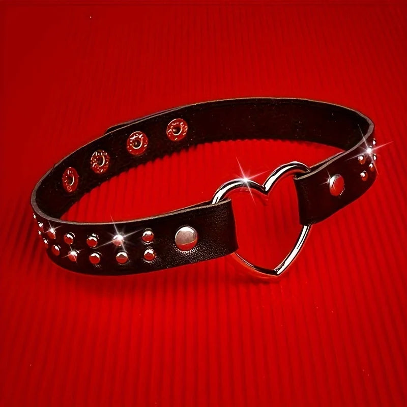 Collier punk gothique imitation cuir noir avec coeur et rivets inox