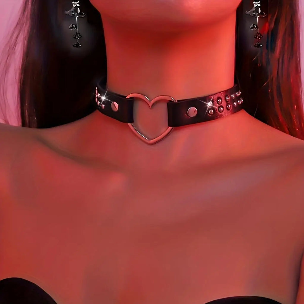 Collier punk gothique imitation cuir noir avec coeur et rivets inox