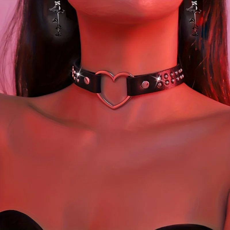 Collier punk gothique imitation cuir noir avec coeur et rivets inox