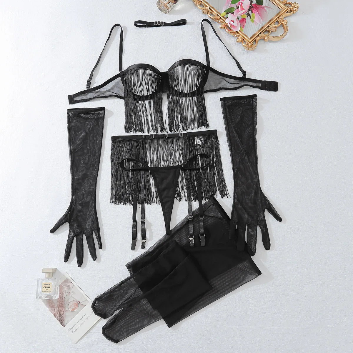Ensemble lingerie 6 pièces à franges seins nus gants collants porte-jarretelles Millésime