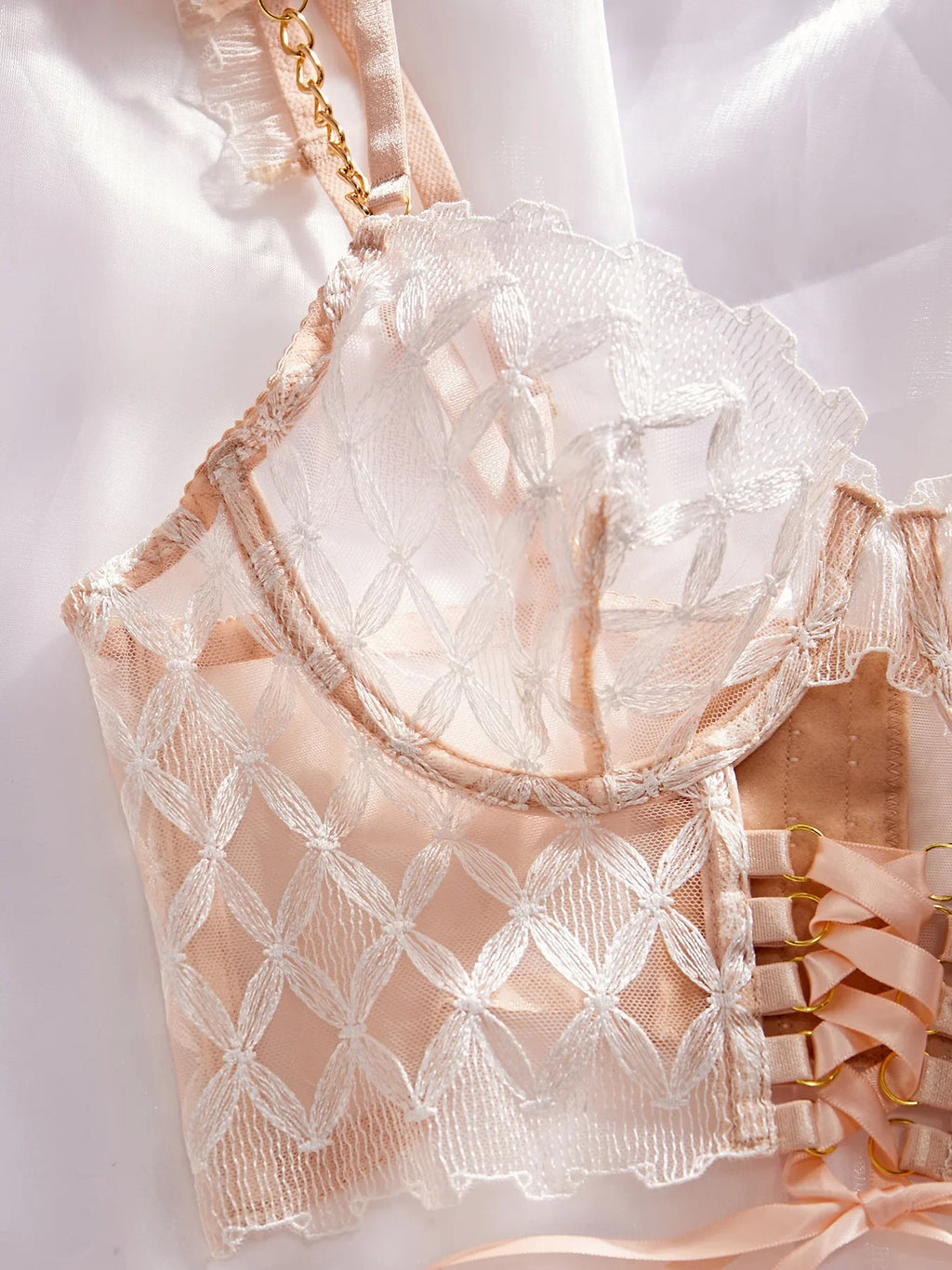 Lingerie érotique bustier lacé string porte-jarretelles frou-frou et jarretières La Gouvernante