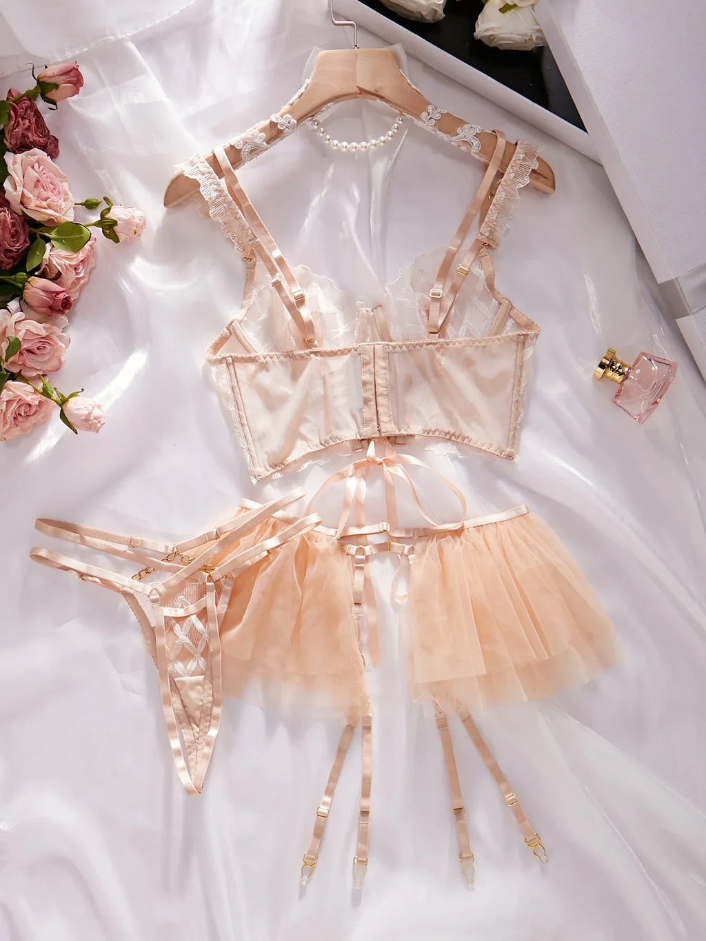 Lingerie érotique bustier lacé string porte-jarretelles frou-frou et jarretières La Gouvernante